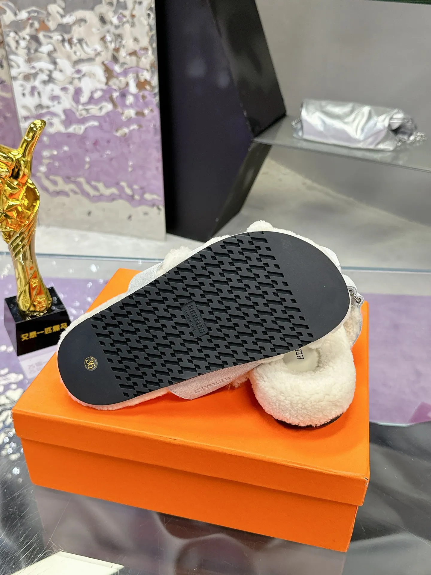 Factory price: 500💰 HERMES💗Ai Ma’s classic hot style second uncle🐑wool mop🆕 is coming. A must-have item for autumn and winter ✅ Versatile and fashionable at home and out on the street 🍀The colors are extremely colorful! Walking Tuscany! T men's shoes 💰R non-slip outsole super light ️ super comfortable on the feet without any binding feeling I can't stop drinking coffee ☕ my second uncle's slippers I can't take off Size number: 35-40 (41 made to order, non-refundable)